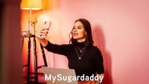 Una mujer se esta tomando una foto para verificar su identidad y, al mismo tiempo, mantiene su privacidad. 