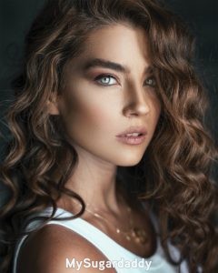 una modelo y un Sugar Daddy una modelo feliz una buena cita