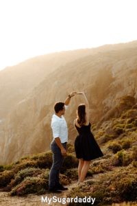 Una modelo y un Sugar Daddy felices Una modelo y un Sugar Daddy